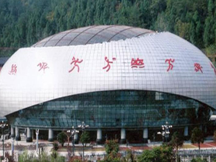 东港体育中心球形网架加工安装